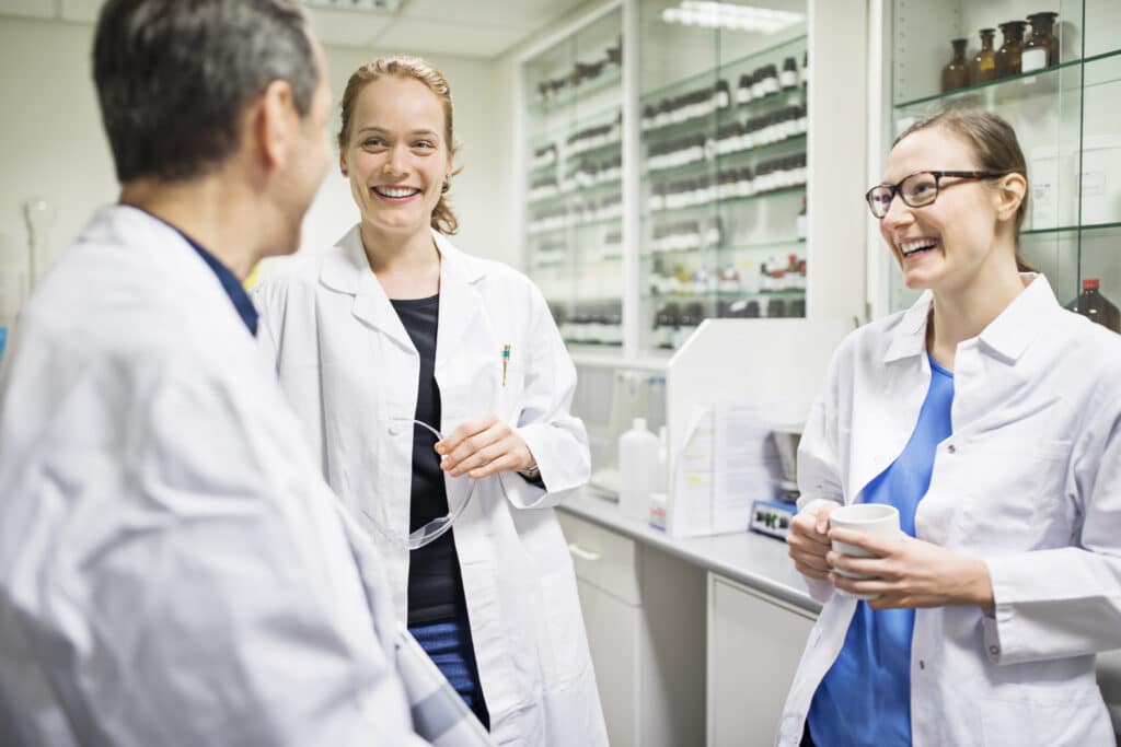 Discussion entre pharmaciens et médecin faisant partie d'un exercice coordonné