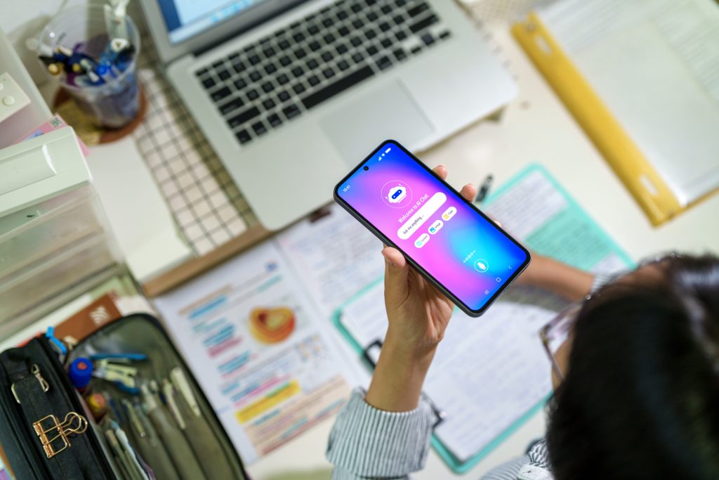 femme utilisant une IA vocale sur son smartphone