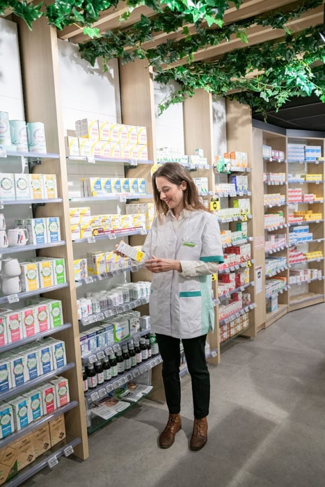 photo d'un pharmacien et d'un rayon de l'officine