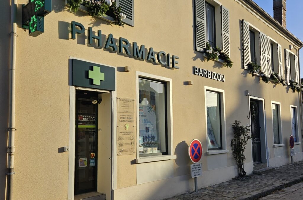 Devanture de la pharmacie de Barbizon dans le 77