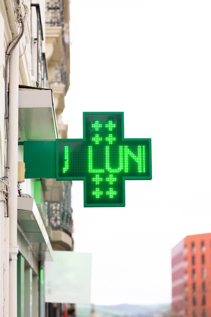 photo d'une croix de pharmacie installé