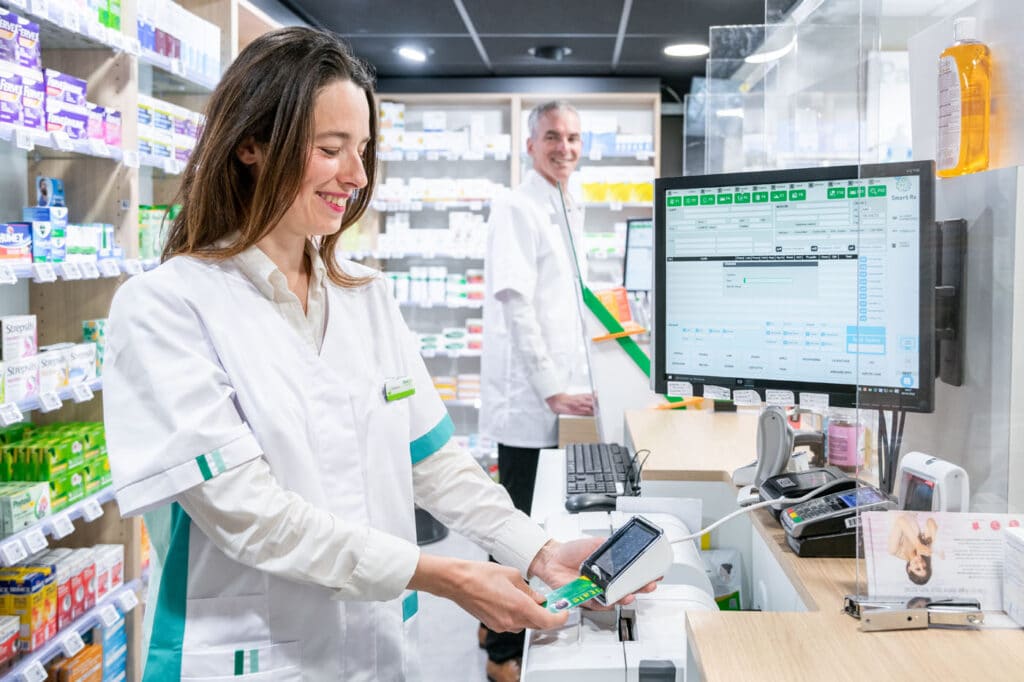 photo illustrant la prise de carte vitale par le pharmacien au comptoir + vue sur 'l'interface du LGO
