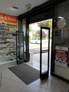 Photo d'un Smart Rx Portique à l'entrée d'une pharmacie