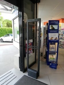 Photo zoomée sur une partie du Smart Rx Portique à l'entrée d'une pharmacie.