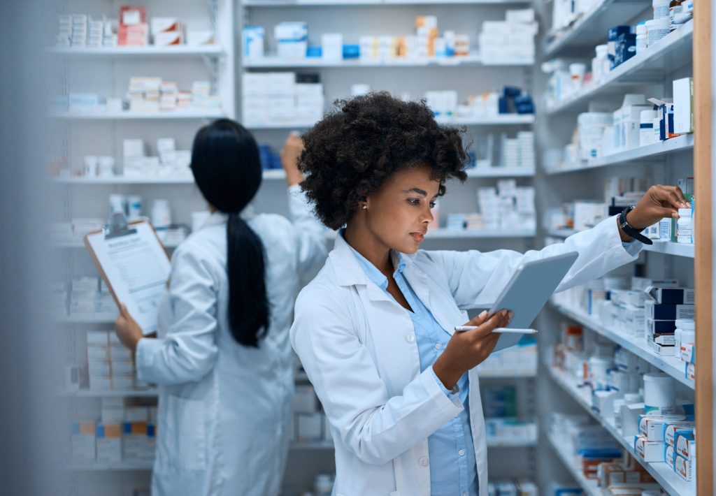 Pharmacienne en blouse dans le stock d'une pharmacie